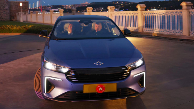 Prezident Erdogan si vyzkoušel druhé turecké národní auto, na konkurenta Octavie se moc nadšeně netvářil