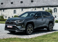 Un technicien montre combien de fois Toyota laisse le système start-stop éteindre et allumer le moteur de la voiture avant de jeter l'éponge - 1 - Toyota RAV4 PHEV 2021 première photo 01