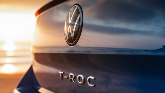 Nový T-Roc poprvé nafotili při testech. Změní se minimálně, VW prý nechce měnit, co funguje, ale proč to u jiných modelů dělá?