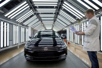 Ironie du sort : VW, en pleine poursuite du rêve électrique, réduit la production de VE et met en place des équipes supplémentaires sur les voitures à combustion interne - 1 - VW Passat Emden wyroba 01