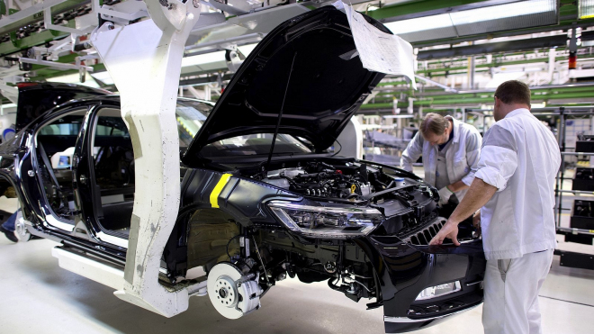Už i koncern VW se dostává do problémů, jedním tahem odpískal výrobu až 860 tisíc aut
