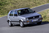 L'auto-école a commencé à enseigner aux élèves la conduite de la Golf de deuxième génération, vieille de dix ans, et bénéficie de notre soutien total - 1 - VW Golf II official current 01