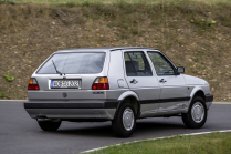 L'école de conduite a commencé à enseigner aux élèves la conduite de la Golf de deuxième génération, vieille de dix ans, et bénéficie de notre soutien total - 2 - VW Golf II oficialni aktualni 02