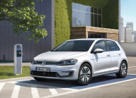 Pire que mauvais : les compagnies d'assurance affirment que les réparations des voitures électriques sont un tiers plus chères que celles des voitures à combustion, un nouveau coup dur pour elles - 1 - VW e-Golf 2017 photo d'illustration 01