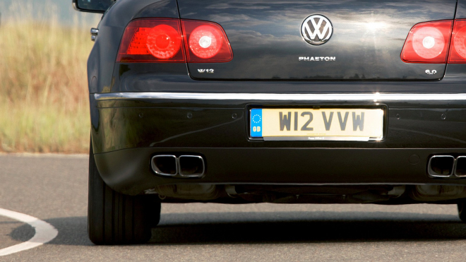 Mechanik zbavil výfuky VW s motorem W12 veškerého tlumení. Auto zní tak dobře, že si tuhle legendární „kasičku” možná i risknete koupit
