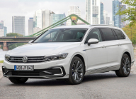 Les breaks familiaux d'occasion sont particulièrement intéressants en raison de la baisse rapide de leur prix : après quelques années, ils peuvent être deux fois moins chers - 7 - VW Passat Variant GTE 2020 illustratni foto 01