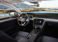 Pour le prix d'une Fabia de base, vous pouvez avoir les meilleurs breaks de milieu de gamme d'occasion, acheter à peu de frais une Skoda plus grande de deux classes - 18 - VW Passat Variant GTE 2020 illustracni foto 03