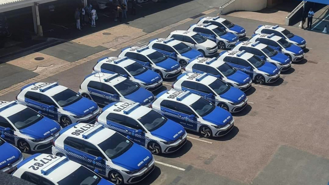 Celých 50 nových Volkswagenů Golf GTI pro policii je vážně neobvyklá smečka honicích psů