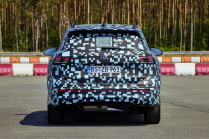 VW dévoile le nouveau Tiguan pour la première fois, montre comment il veut vivre son rêve d'avenir électrique sans s'écraser - 8 - VW Tiguan 2023 official spy photo 08