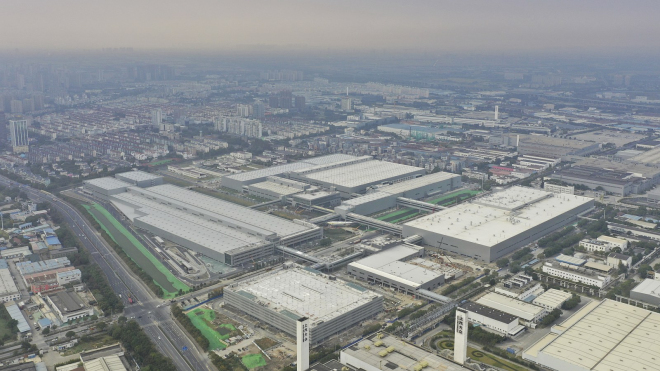 Úpadek VW pokračuje, začal zavírat továrny v Číně, kde vyrábí i Škody. Děje se tak poprvé v historii