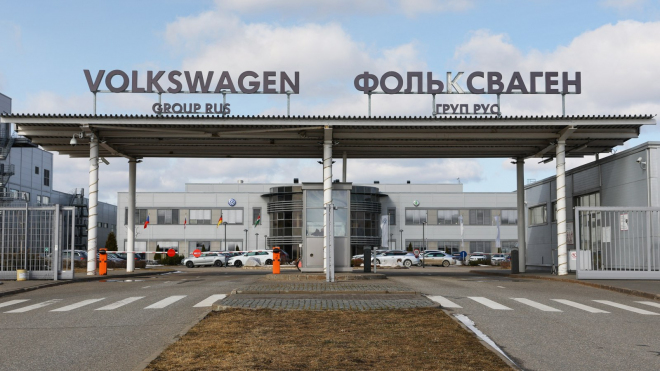 Des milliers de voitures de marques occidentales ont été découvertes dans l'ancienne usine VW et Skoda à Kaluga, en Russie. Personne ne sait d'où elles viennent