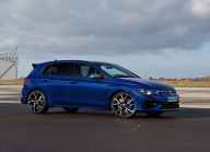 BMW est tombé si bas que le haut de sa Série 1 a même perdu face à la Golf 8 mal accueillie avant son lifting dans le test des Allemands - 1 - VW Golf R 2021 vs 2017 photo illustrative 01