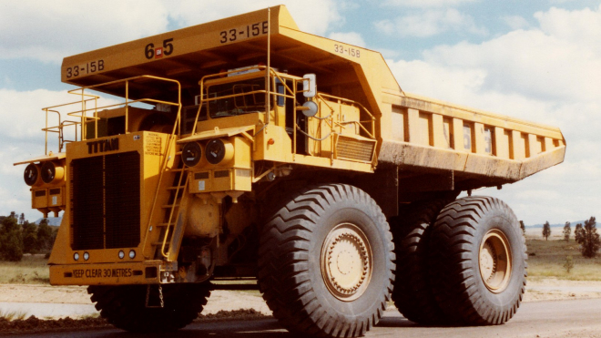 Un passionné a essayé de faire revivre un camion minier géant longtemps dormant, son énorme V12 diesel à deux temps a sauté comme rien.