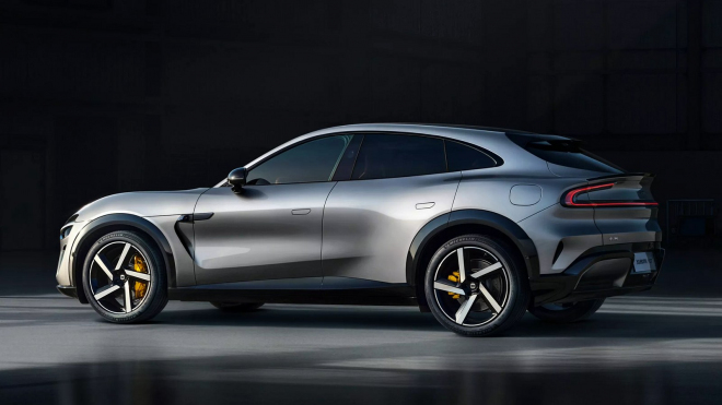 Čínské SUV, které vypadá i pojede jako Ferrari, ale stát bude jako Škoda, je venku. Podívejte se, jak jsou si obě auta podobná