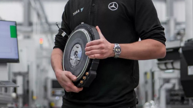 Mercedes vyvinul elektromotor s extrémním poměrem výkonu a hmotnosti. Řeší tím ale problém, který neexistuje