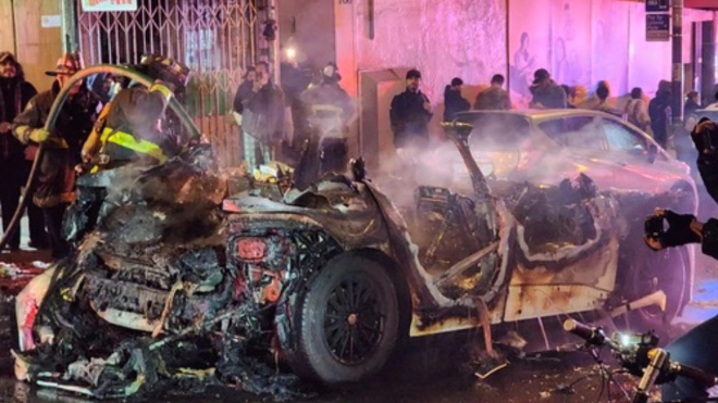 Rozvášněný dav zapálil taxík jezdící bez řidiče. Nechal ho shořet na troud, řidič obětí být ani nemohl