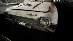 Une collection oubliée de plus de 200 voitures découvertes dans un hangar abandonné lors de sa vente, le propriétaire est mort tragiquement dans un accident de voiture - 4 - Une collection oubliée de voitures trouvées dans une grange Afrique du Sud 2024 presse 04