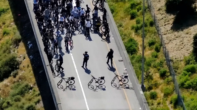 Agresivní cyklisté chtěli obsadit most a zastavit dopravu. Policie je chytila do pasti, zatkla je a sebrala jim kola