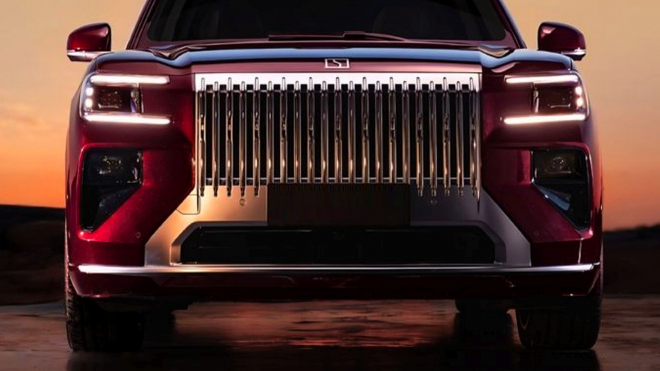 Číňané odhalili brutálně působící napodobeninu Rolls-Roycu, s až 1 400 koňmi potrápí spíš ostrá BMW a Mercedesy